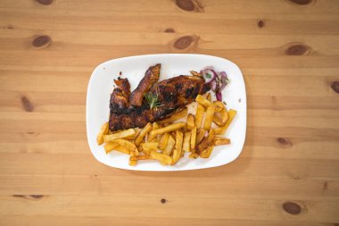 Yeni hazırlanmış yemek / yemek bir restoranda servis edilecek.