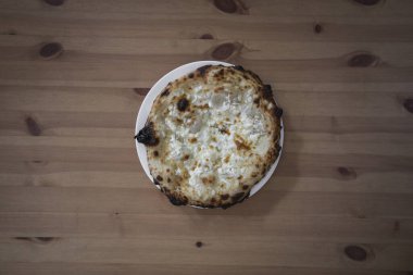 Yeni hazırlanmış yemek / yemek bir restoranda servis edilecek.