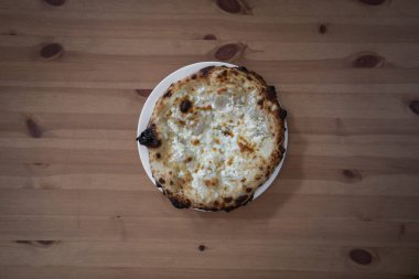 Yeni hazırlanmış yemek / yemek bir restoranda servis edilecek.