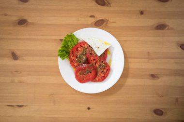 Yeni hazırlanmış yemek / yemek bir restoranda servis edilecek.