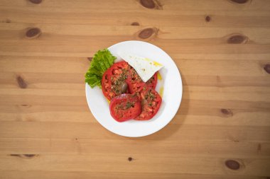 Yeni hazırlanmış yemek / yemek bir restoranda servis edilecek.