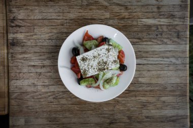 Yeni hazırlanmış yemek / yemek bir restoranda servis edilecek.