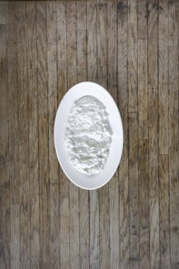 Yeni hazırlanmış yemek / yemek bir restoranda servis edilecek.