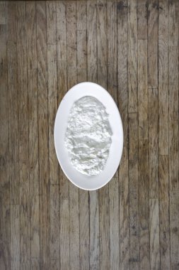 Yeni hazırlanmış yemek / yemek bir restoranda servis edilecek.