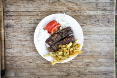 Yeni hazırlanmış yemek / yemek bir restoranda servis edilecek.