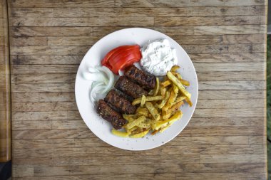 Yeni hazırlanmış yemek / yemek bir restoranda servis edilecek.