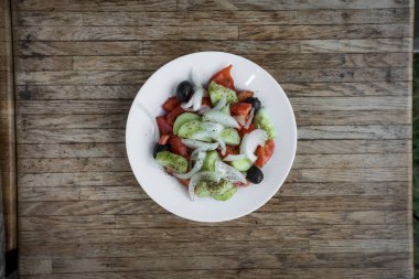 Yeni hazırlanmış yemek / yemek bir restoranda servis edilecek.