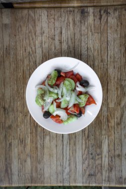 Yeni hazırlanmış yemek / yemek bir restoranda servis edilecek.