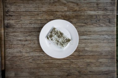 Yeni hazırlanmış yemek / yemek bir restoranda servis edilecek.