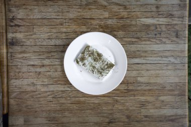 Yeni hazırlanmış yemek / yemek bir restoranda servis edilecek.