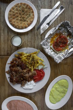 Yeni hazırlanmış yemek / yemek bir restoranda servis edilecek.