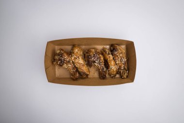 Yeni hazırlanmış yemek / yemek bir restoranda servis edilecek.