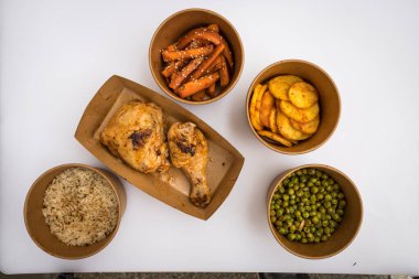 Yeni hazırlanmış yemek / yemek bir restoranda servis edilecek.