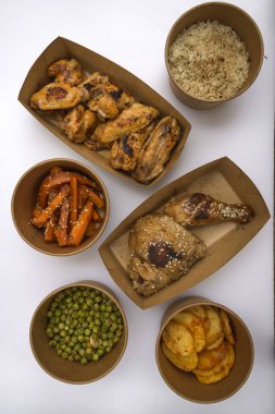 Yeni hazırlanmış yemek / yemek bir restoranda servis edilecek.