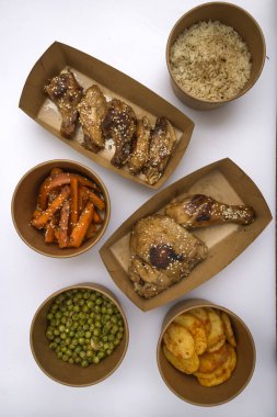 Yeni hazırlanmış yemek / yemek bir restoranda servis edilecek.