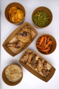 Yeni hazırlanmış yemek / yemek bir restoranda servis edilecek.