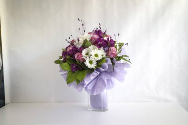 Çiçekçi tarafından hazırlanmış bir buket çiçek.