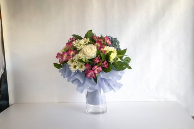 Çiçekçi tarafından hazırlanmış bir buket çiçek.