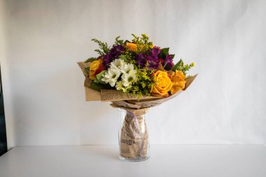 Çiçekçi tarafından hazırlanmış bir buket çiçek.