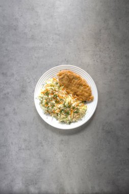 Yeni hazırlanmış yemek / yemek bir restoranda servis edilecek.