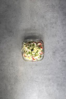 Yeni hazırlanmış yemek / yemek bir restoranda servis edilecek.