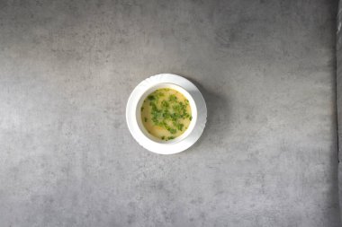 Yeni hazırlanmış yemek / yemek bir restoranda servis edilecek.