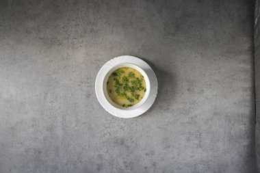 Yeni hazırlanmış yemek / yemek bir restoranda servis edilecek.