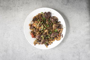 Yeni hazırlanmış yemek / yemek bir restoranda servis edilecek.