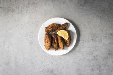 Yeni hazırlanmış yemek / yemek bir restoranda servis edilecek.