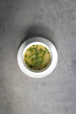 Yeni hazırlanmış yemek / yemek bir restoranda servis edilecek.