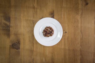 Yeni hazırlanmış yemek / yemek bir restoranda servis edilecek.