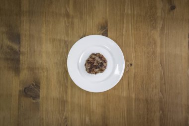 Yeni hazırlanmış yemek / yemek bir restoranda servis edilecek.