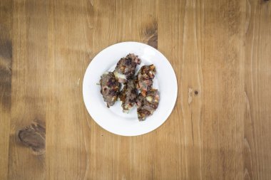 Yeni hazırlanmış yemek / yemek bir restoranda servis edilecek.