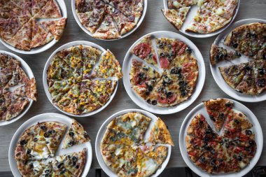 Yeni hazırlanmış yemek / yemek bir restoranda servis edilecek.