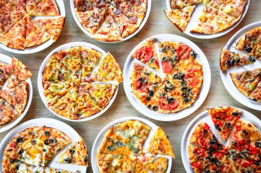 Yeni hazırlanmış yemek / yemek bir restoranda servis edilecek.