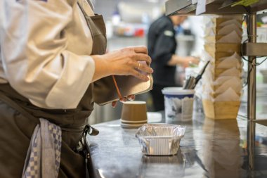 Yeni hazırlanmış yemek / yemek bir restoranda servis edilecek.