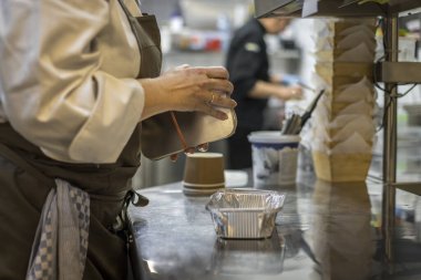 Yeni hazırlanmış yemek / yemek bir restoranda servis edilecek.