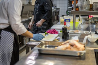 Yeni hazırlanmış yemek / yemek bir restoranda servis edilecek.