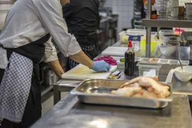 Yeni hazırlanmış yemek / yemek bir restoranda servis edilecek.