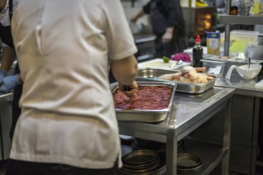 Yeni hazırlanmış yemek / yemek bir restoranda servis edilecek.