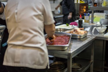 Yeni hazırlanmış yemek / yemek bir restoranda servis edilecek.