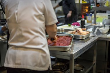 Yeni hazırlanmış yemek / yemek bir restoranda servis edilecek.