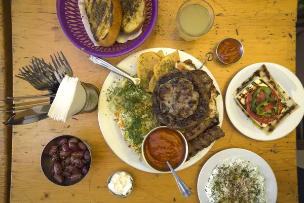 Yeni hazırlanmış yemek / yemek bir restoranda servis edilecek.