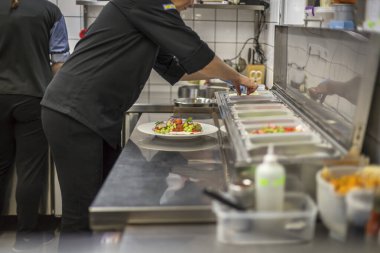 Yeni hazırlanmış yemek / yemek bir restoranda servis edilecek.