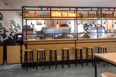 Yeni hazırlanmış yemek / yemek bir restoranda servis edilecek.