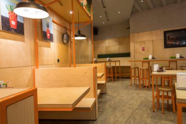 Yeni hazırlanmış yemek / yemek bir restoranda servis edilecek.