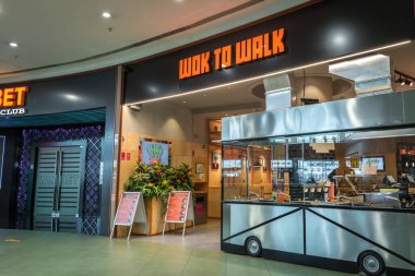 Yeni hazırlanmış yemek / yemek bir restoranda servis edilecek.