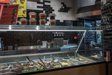 Yeni hazırlanmış yemek / yemek bir restoranda servis edilecek.