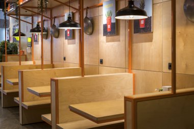 Yeni hazırlanmış yemek / yemek bir restoranda servis edilecek.