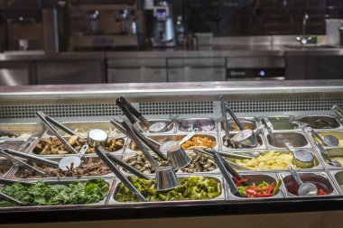 Yeni hazırlanmış yemek / yemek bir restoranda servis edilecek.